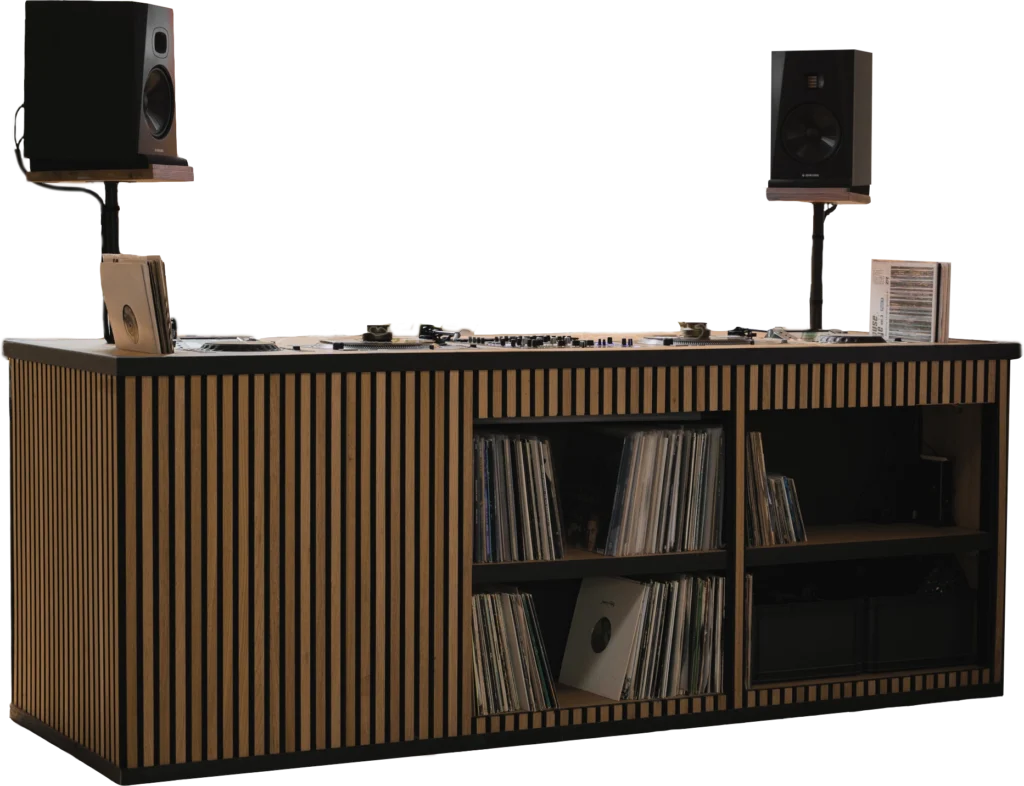 Angefertigte DJ Booth aus Massivholz